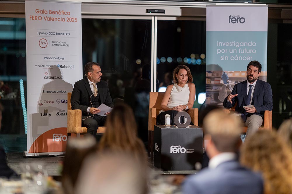 Mesa redonda de la II Gala Benéfica FERO Valencia con dos ponentes y el moderador.